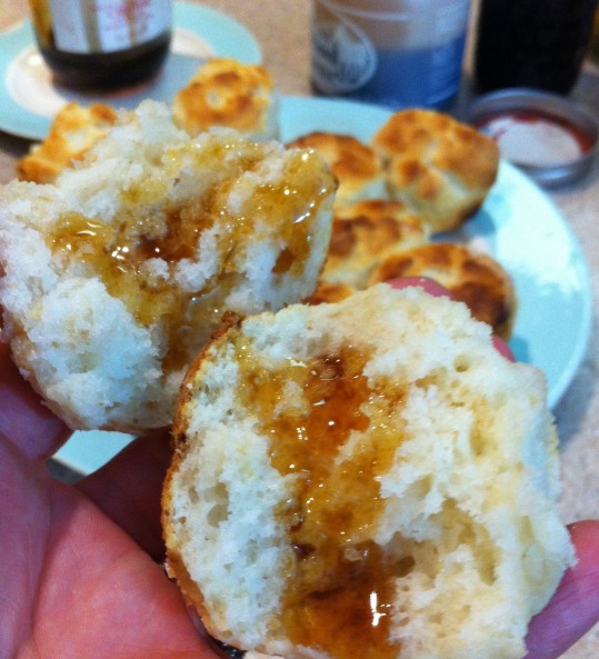Ready-to-eat biscuit with sorghum molasses
